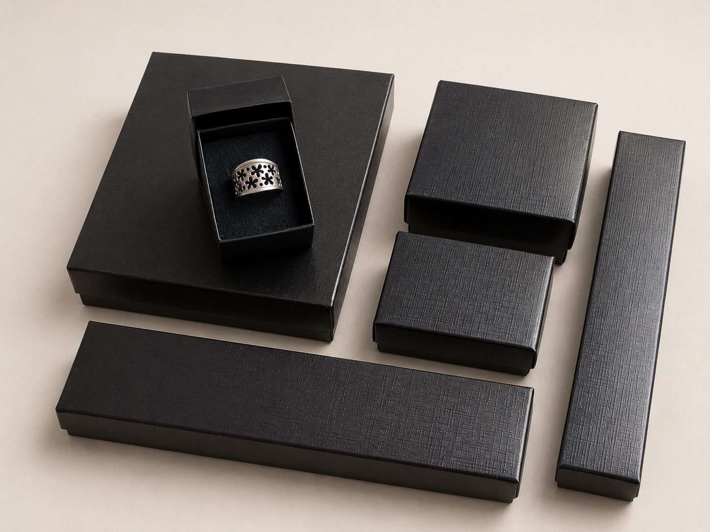 Estuches negros texturados para joyería