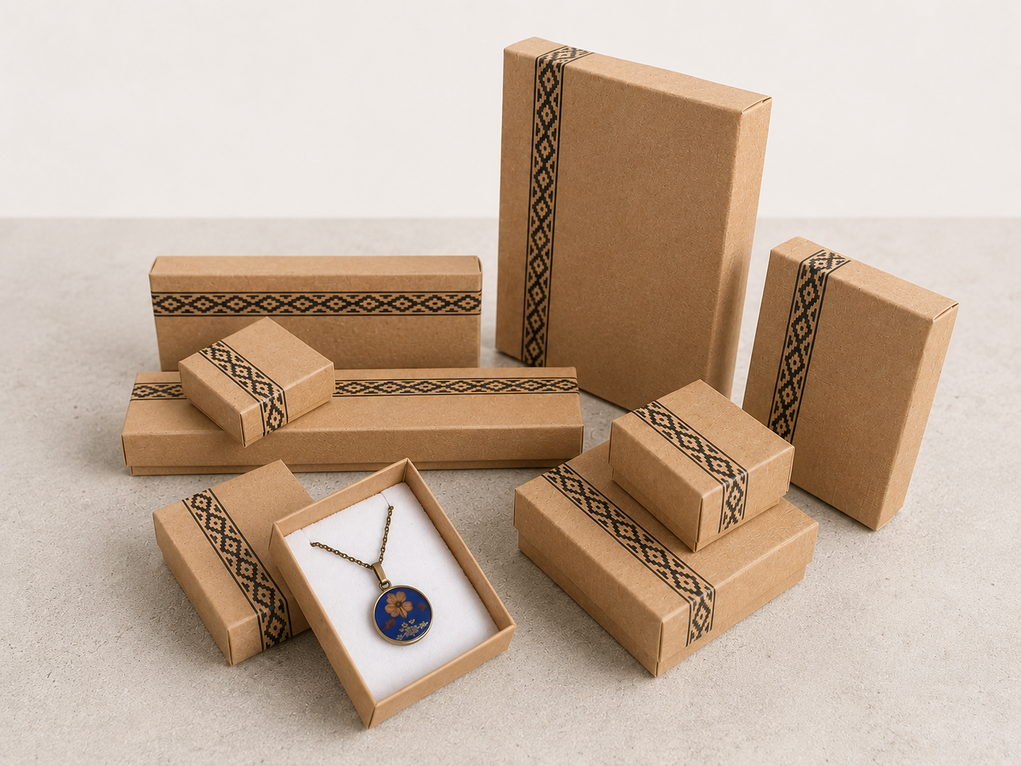 Estuches kraft con guarda pampa para joyería artesanal