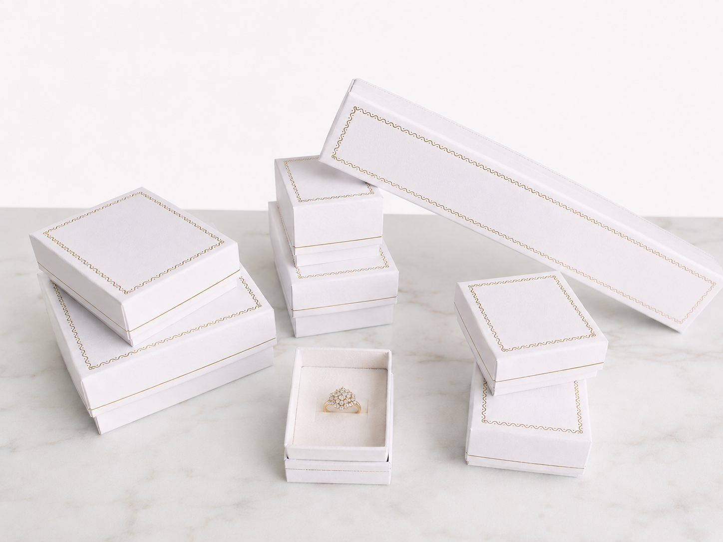 Estuches con marco oro en tapa para joyería - versión blanca